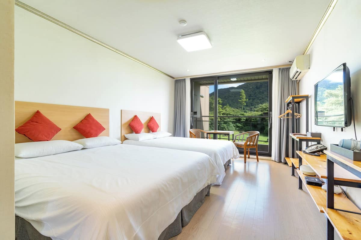 Soundproofing, free WiFi, bed sheets