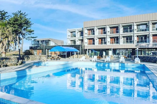 季节性开放的室外游泳池