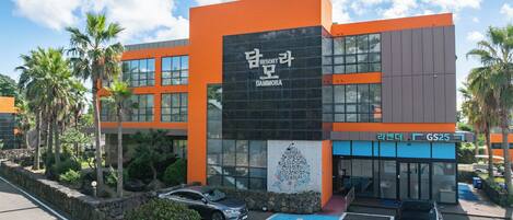 Vista frontal de la propiedad