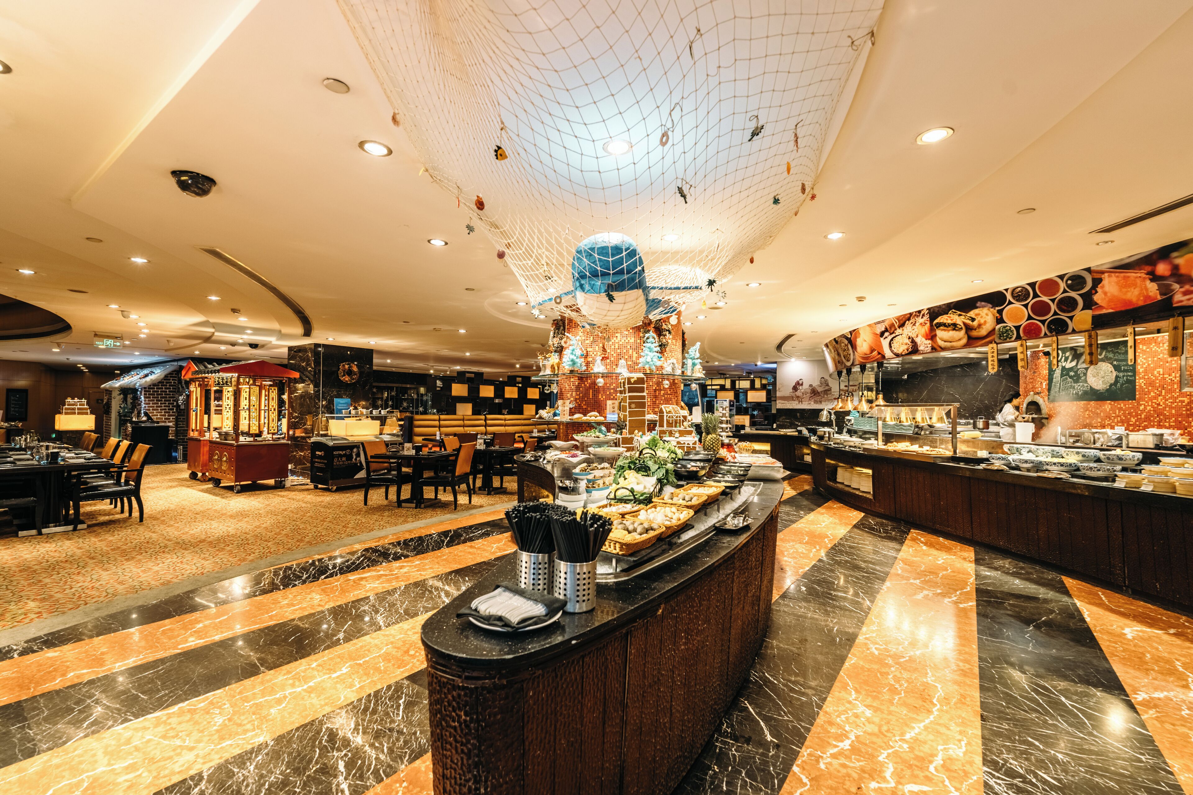 4 restaurantes; se sirve desayuno, almuerzo y cena; cocina japonesa