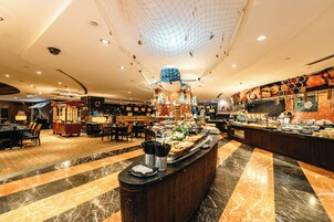 4 restaurants, breakfast, lunch, dinner served; Japanese cuisine