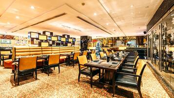 Daily buffet breakfast (CNY 172 per person)