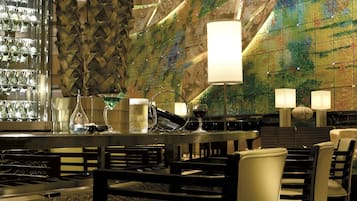 2 bars/lounges