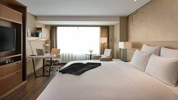 Ropa de cama de alta calidad y caja de seguridad en la habitación