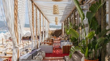 4 restaurants; breakfast served