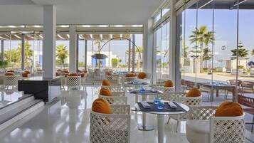 2 restaurantes; se sirven desayunos y cocina internacional