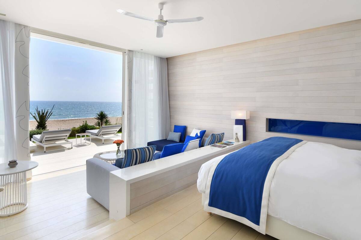Suite, 1 kingsize bed, uitzicht op zee, aan het strand | Luxe beddengoed, pillowtop-bedden, een minibar, een kluis op de kamer