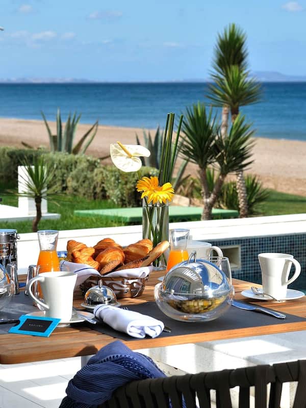 Se ofrece un desayuno a la carta todos los días (250 MAD por persona)