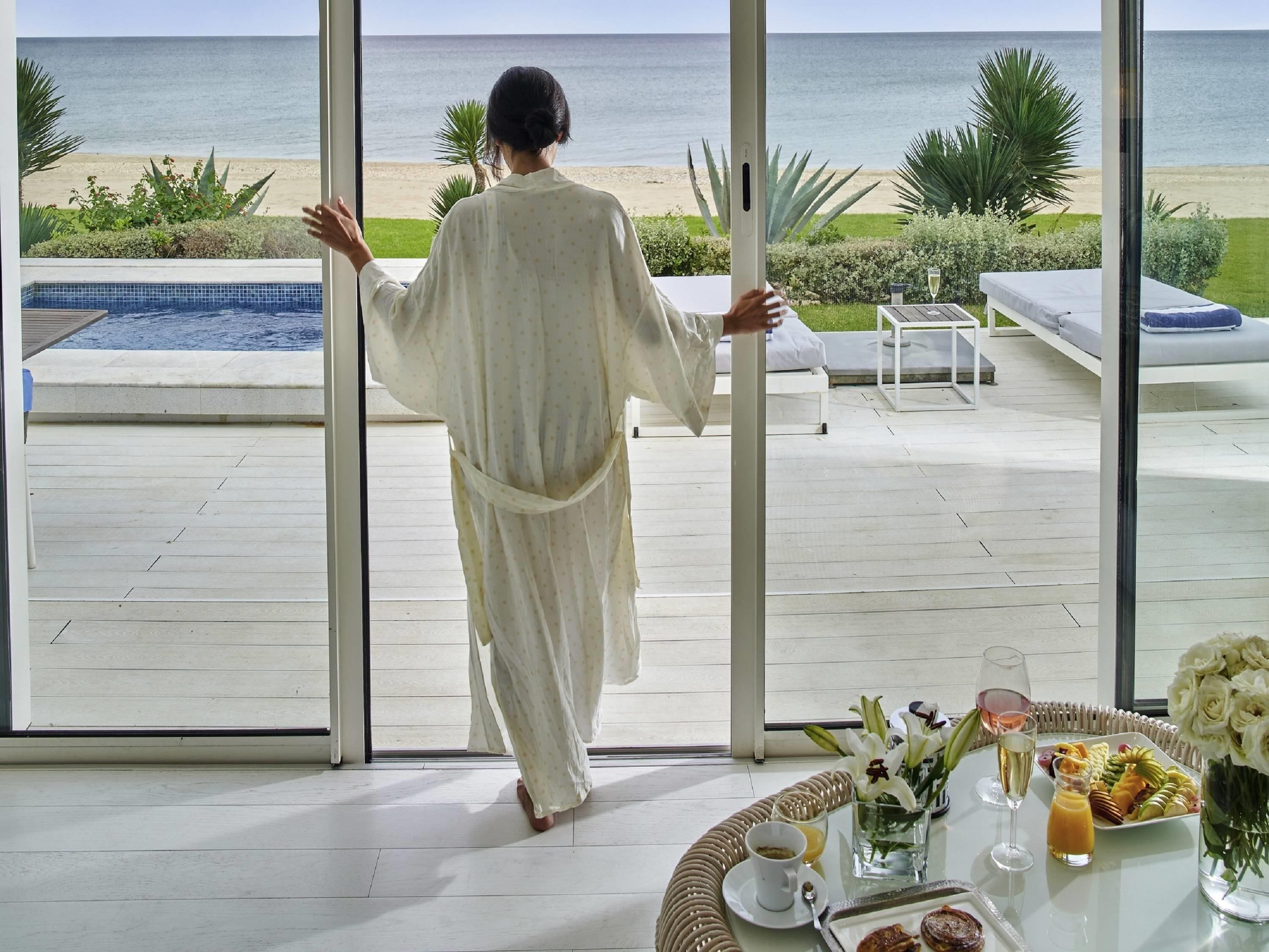 Suite, 1 cama de matrimonio grande, vistas al mar, frente a la playa | Ropa de cama de alta calidad, colchones con acolchado adicional, minibar