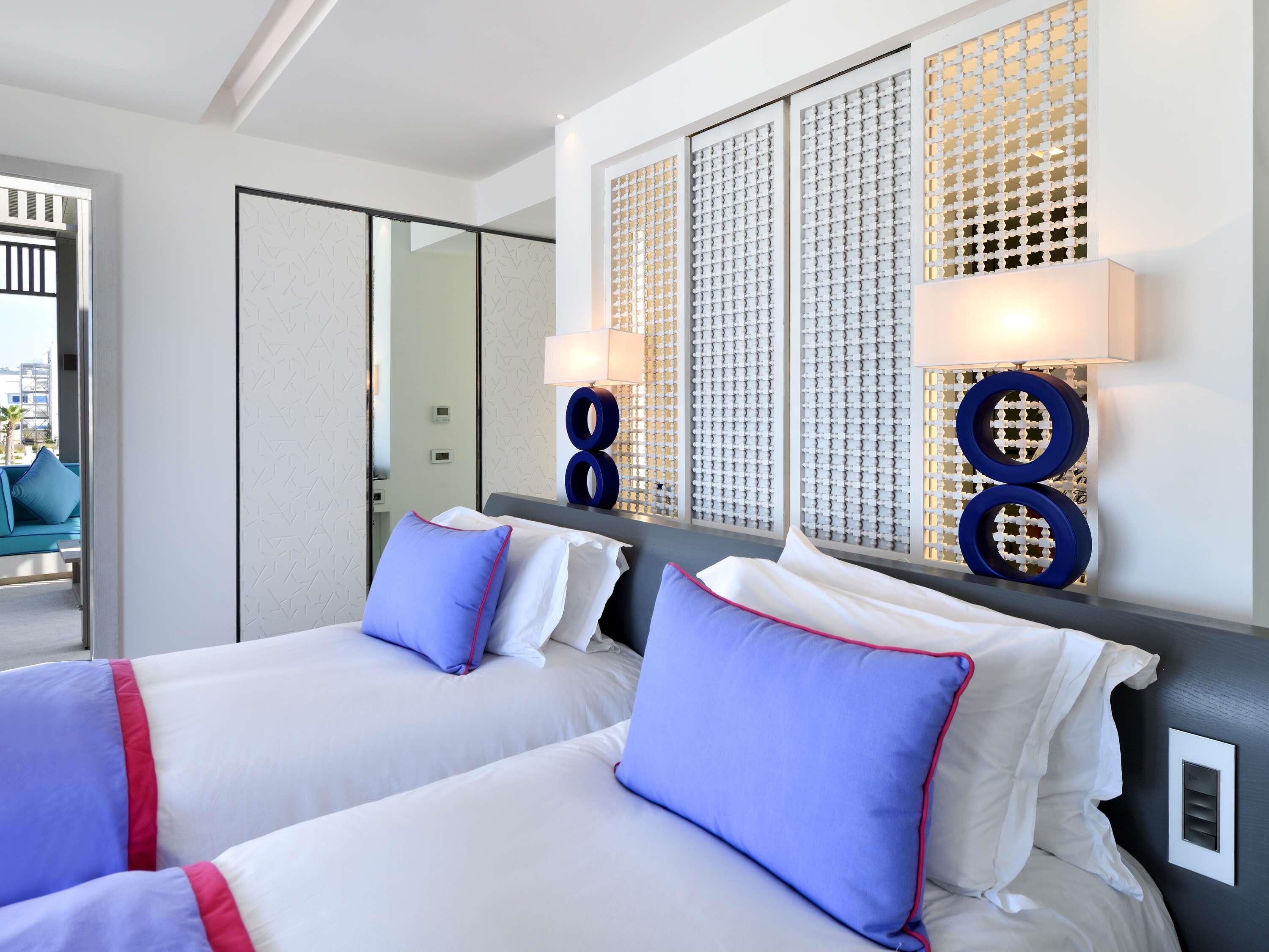 Ropa de cama de alta calidad, colchones con pillow-top y minibar 