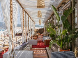 2 restaurantes, se sirve desayuno, cocina internacional 