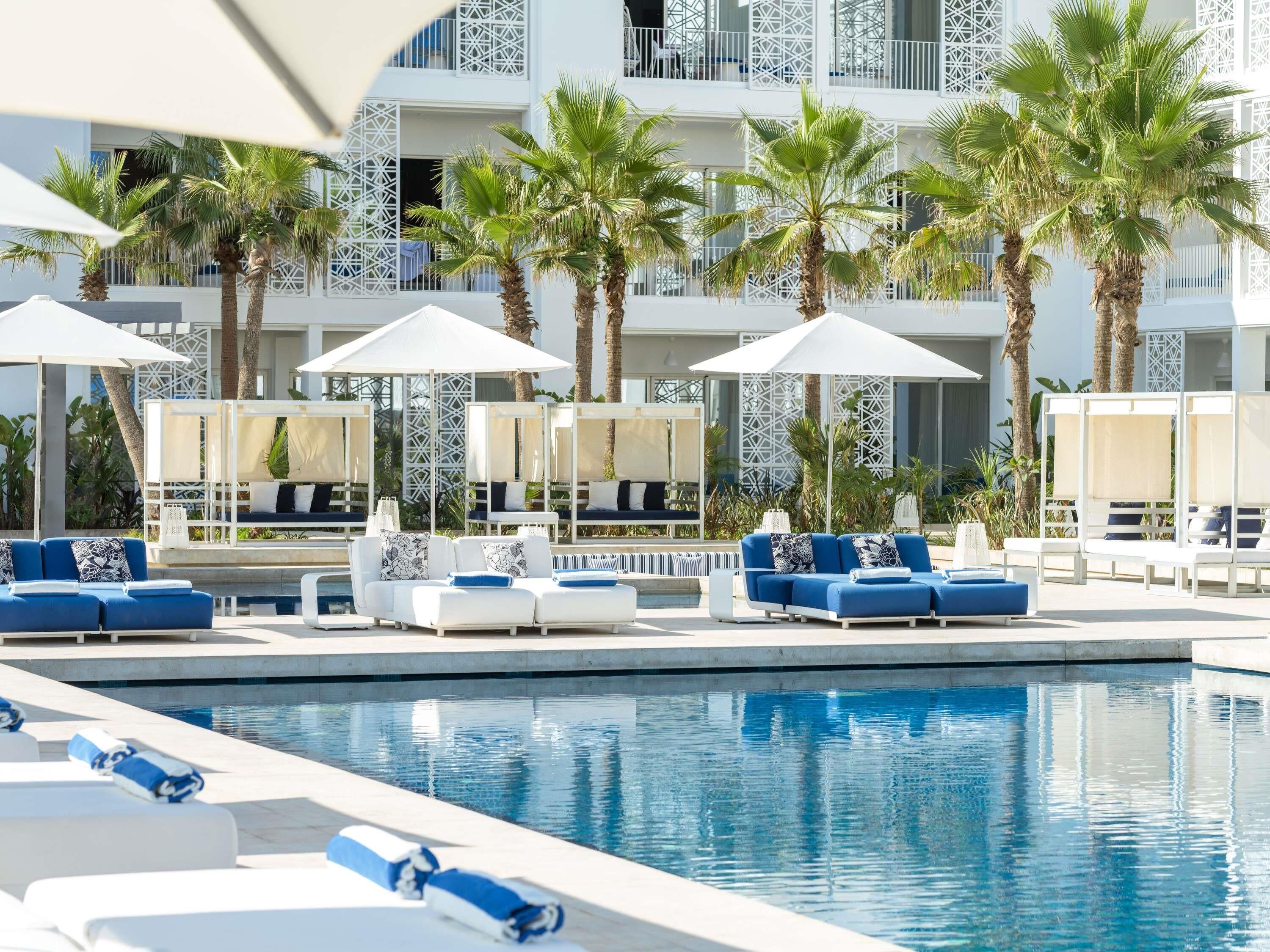 室内游泳池，室外游泳池，池畔遮阳伞，日光浴躺椅