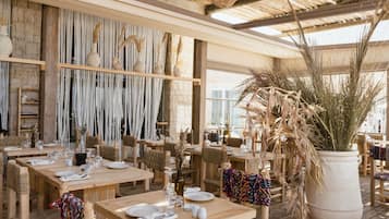 4 restaurantes, é servido café da manhã
