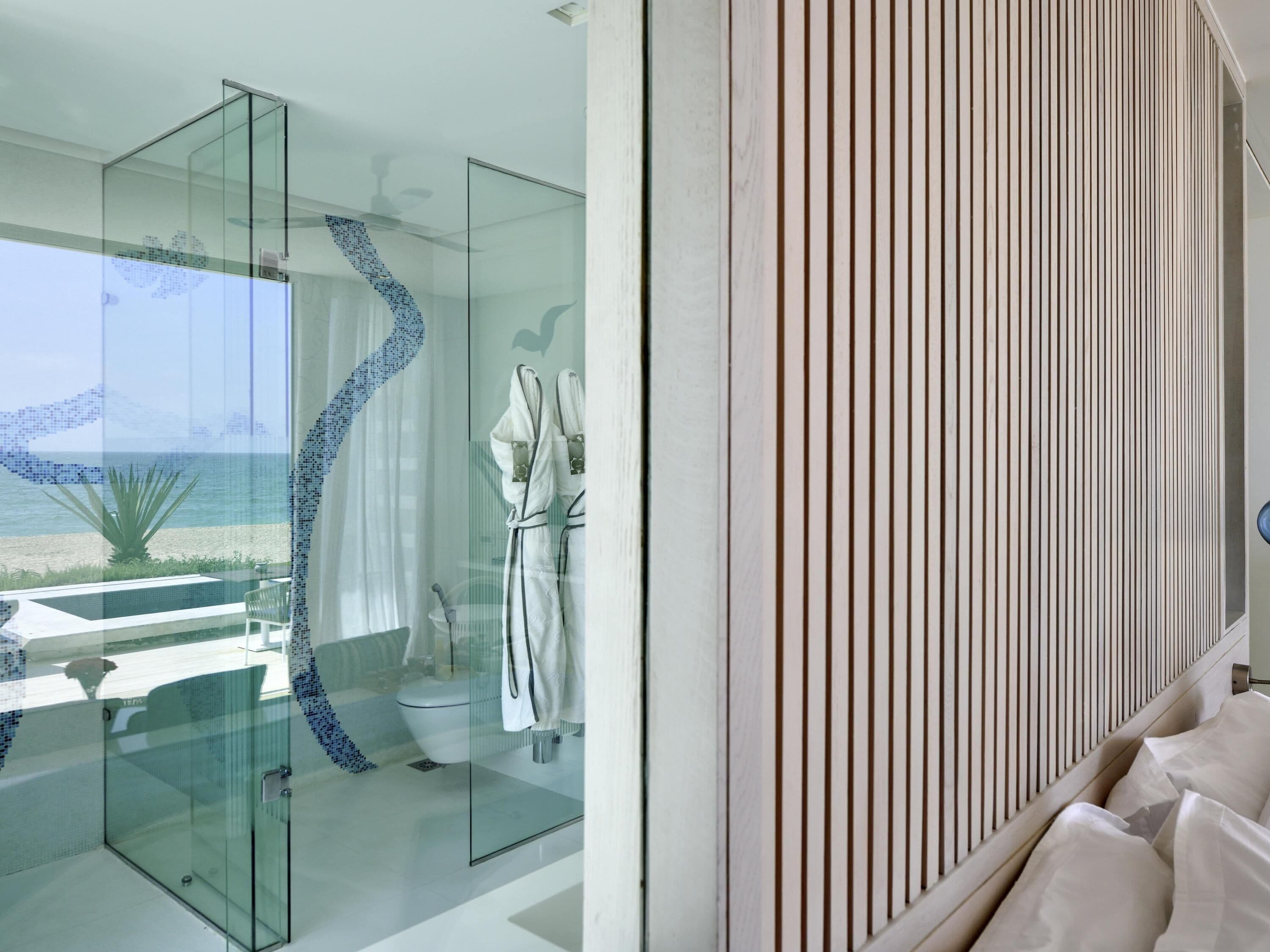 Ropa de cama de alta calidad, colchones con pillow-top y minibar 