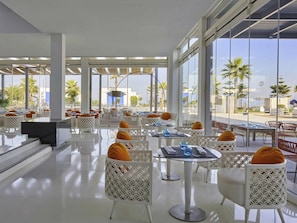 2 restaurantes; se sirven desayunos y cocina internacional