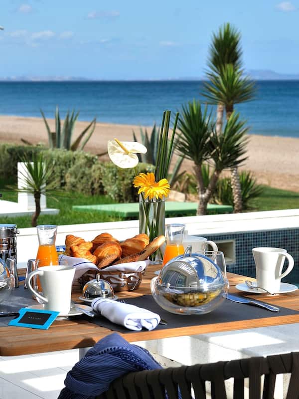 Daily cooked-to-order breakfast (MAD 250 per person)