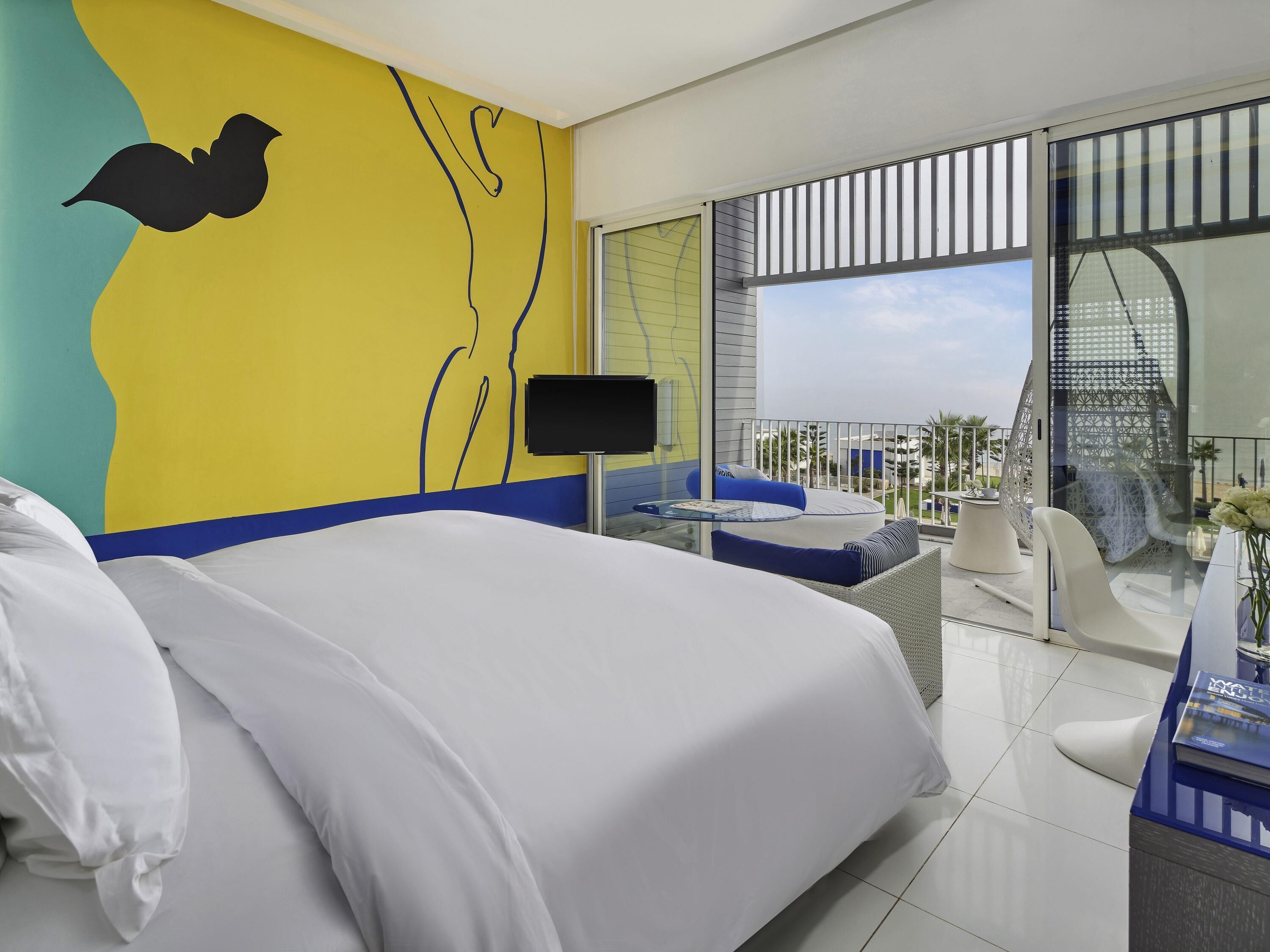 Ropa de cama de alta calidad, colchones con pillow-top y minibar 