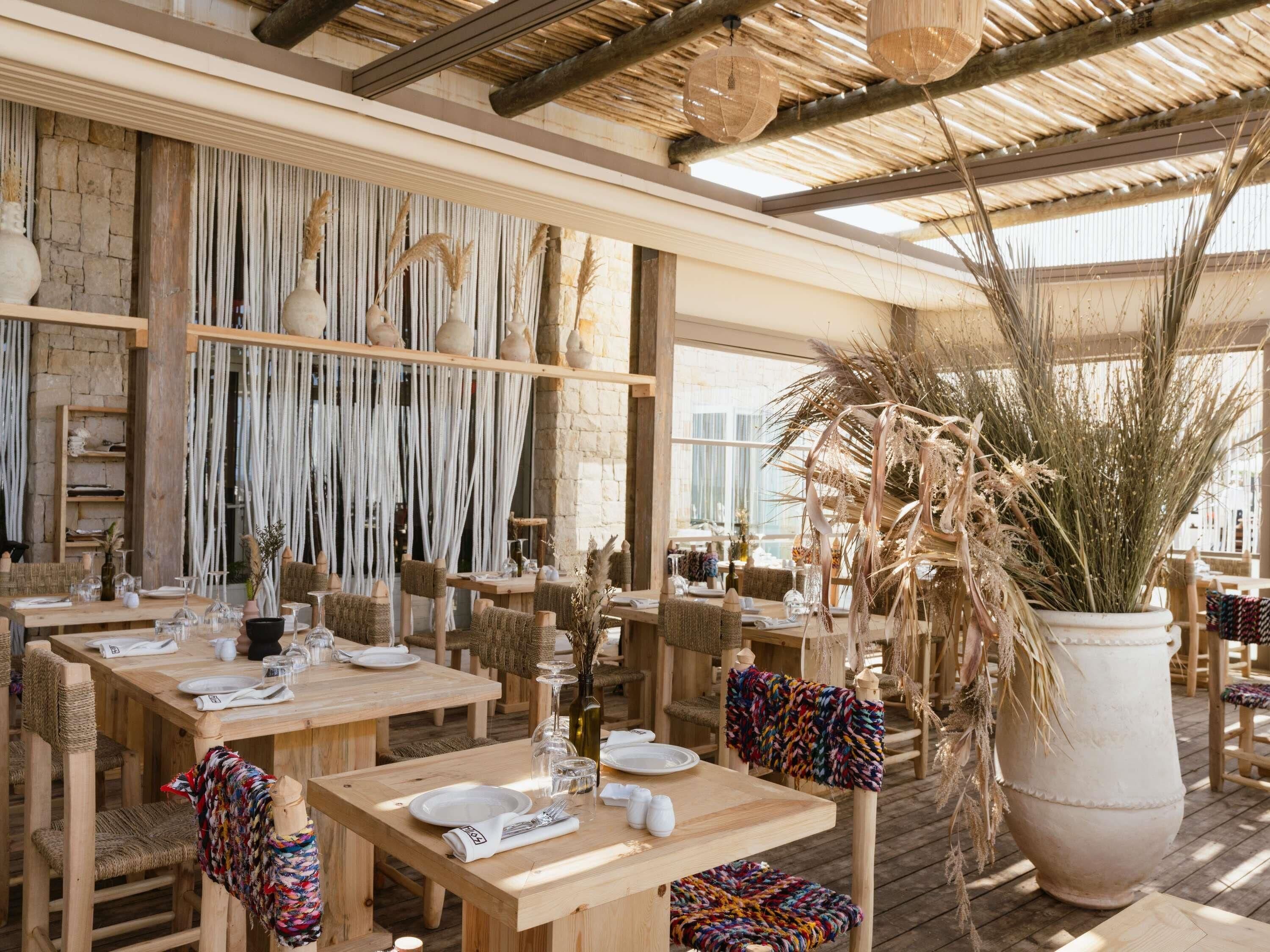 2 restaurants, breakfast served, international cuisine
