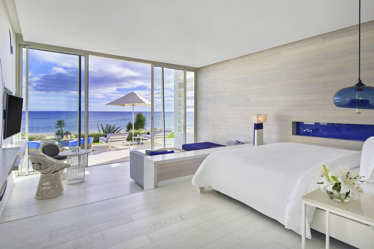 Suite, 1 cama de matrimonio grande, vistas al mar, frente a la playa | 1 dormitorio y ropa de cama de alta calidad