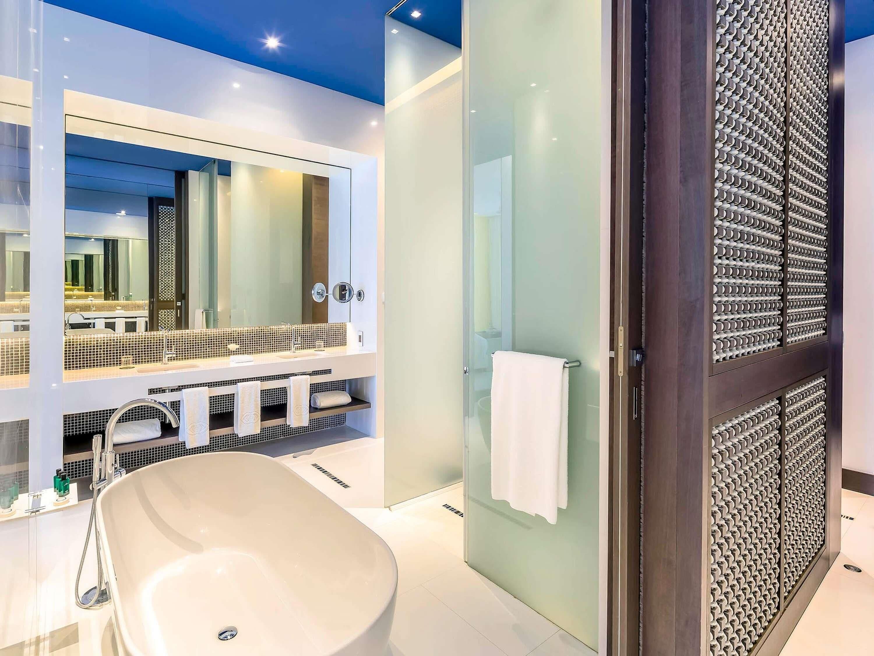 Ropa de cama de alta calidad, colchones con pillow-top y minibar 