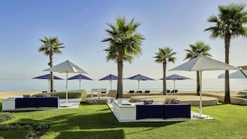 2 bars/lounges