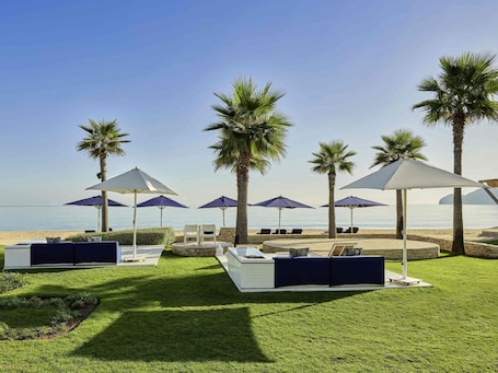 2 bars/lounges