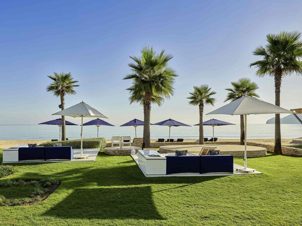 2 bars/lounges
