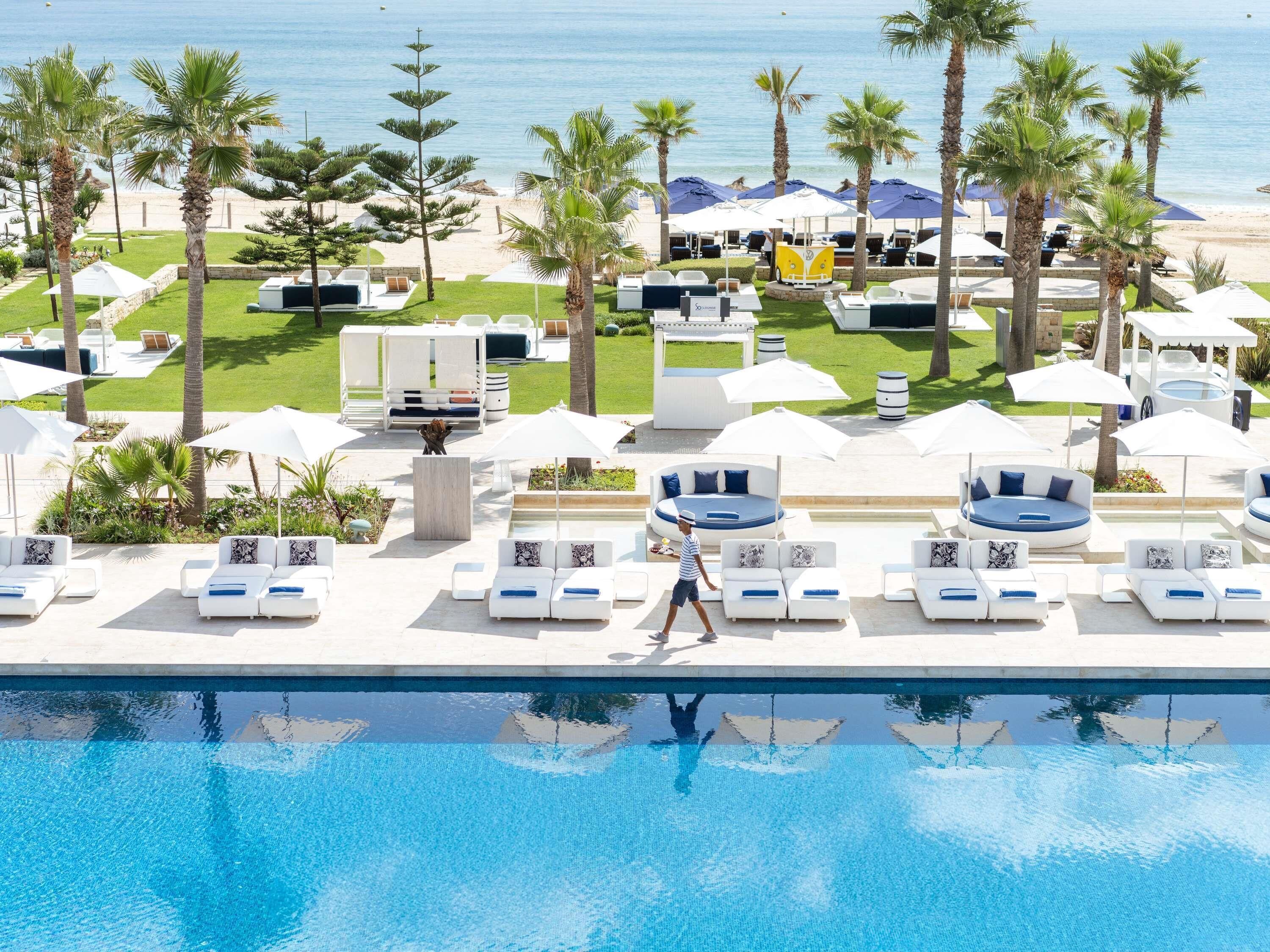 สระว่ายน้ำในร่ม, สระว่ายน้ำกลางแจ้ง, ร่มริมสระว่ายน้ำ