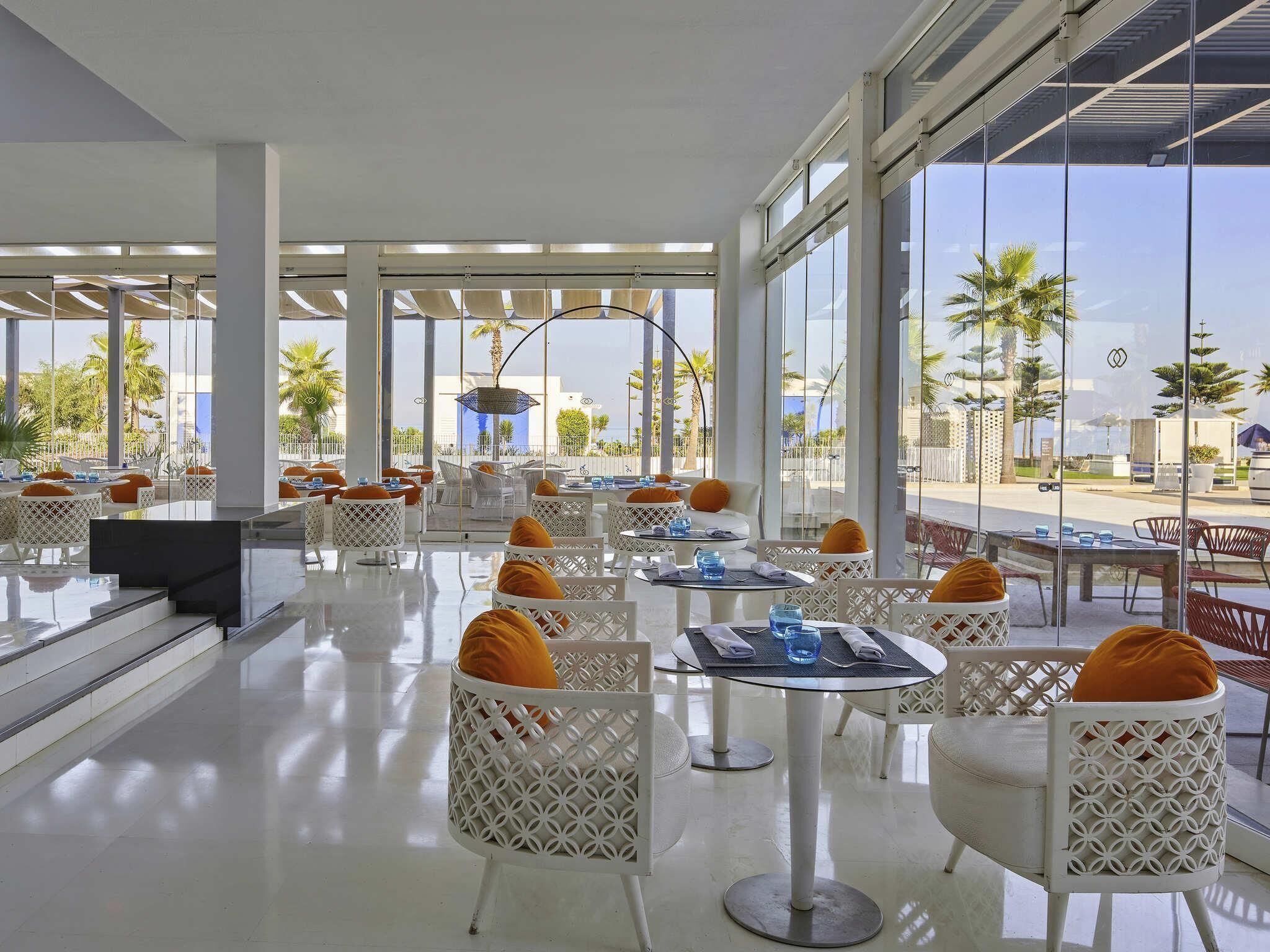 2 restaurants; breakfast served 
