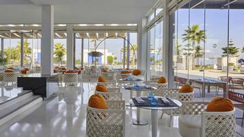 2 restaurants; breakfast served
