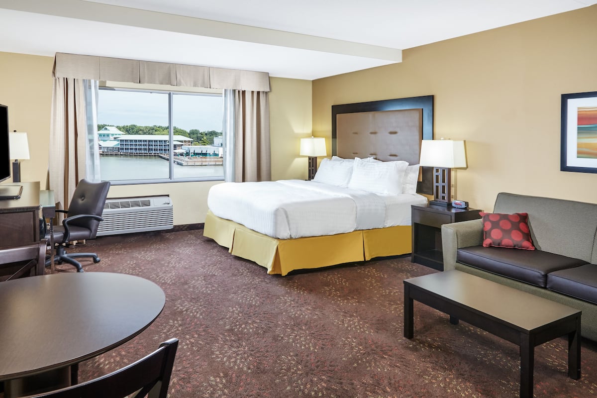 Standard Room, 1 King Bed, Jetted Tub | In-room safe, desk, laptop workspace, iron/ironing board