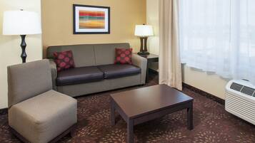 Quarto standard, várias camas | Cofres nos quartos, escrivaninha, espaço de trabalho para notebook