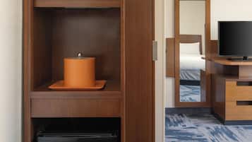 Hypo-allergenic bedding, in-room safe, desk, blackout curtains