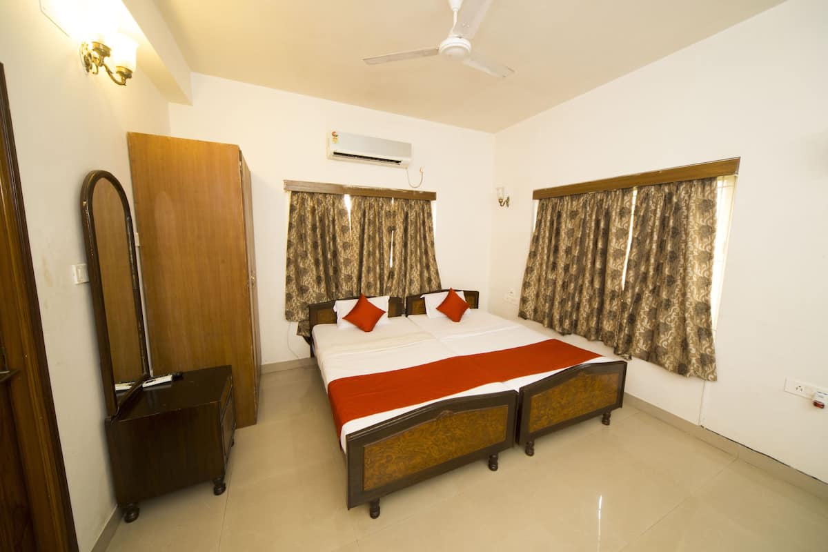 Standard Double or Twin Room, 1 Bedroom, Smoking | Desk, iron/ironing board, free cots/infant beds, rollaway beds