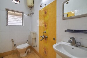 Standard Double or Twin Room, 1 Bedroom, Smoking | Bathroom