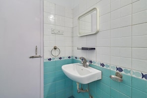 Standard Double or Twin Room, 1 Bedroom, Smoking | Bathroom