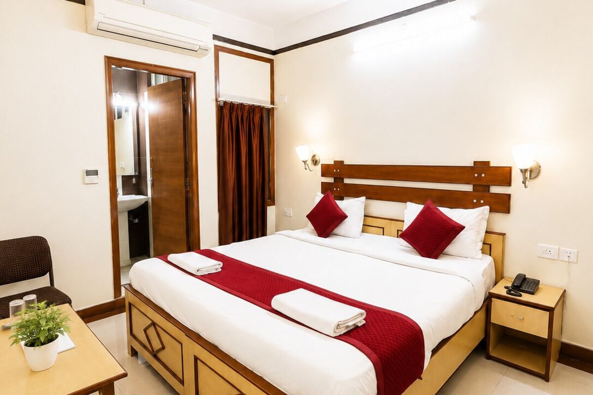Royal Room | Egyptian cotton sheets, in-room safe, desk