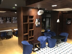 Petit déjeuner, déjeuner, dîner et brunch servis sur place