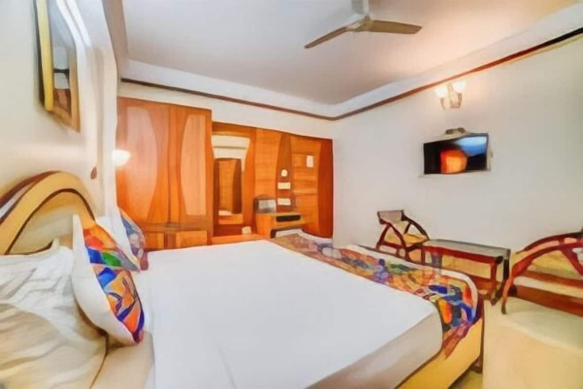 Egyptian cotton sheets, in-room safe, desk, rollaway beds