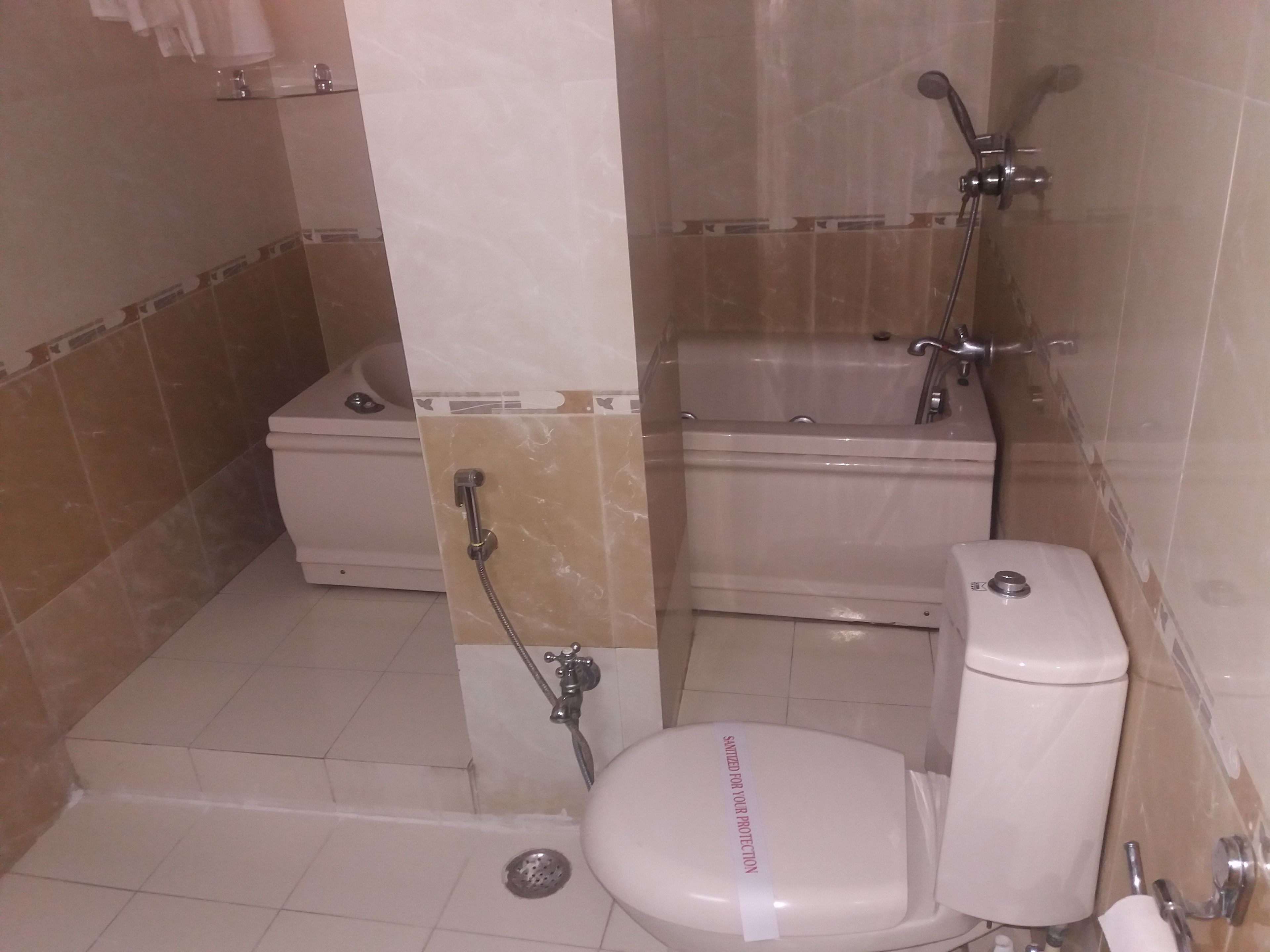 Un bagno con il water, una doccia e una vasca da bagno.