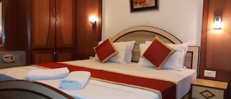 Sábanas de algodón egipcio y caja de seguridad en la habitación