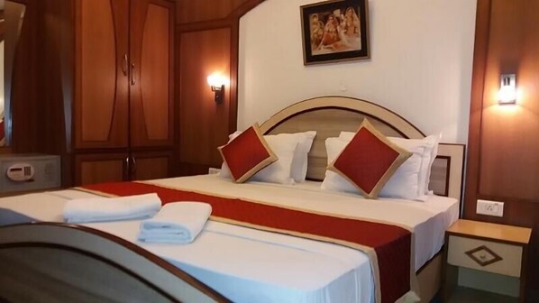 Egyptian cotton sheets, in-room safe, desk, rollaway beds