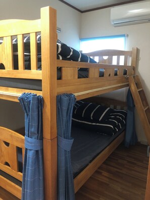 ツインルーム 共用バスルーム (with Bunk Bed) | WiFi (無料)、ベッドシーツ