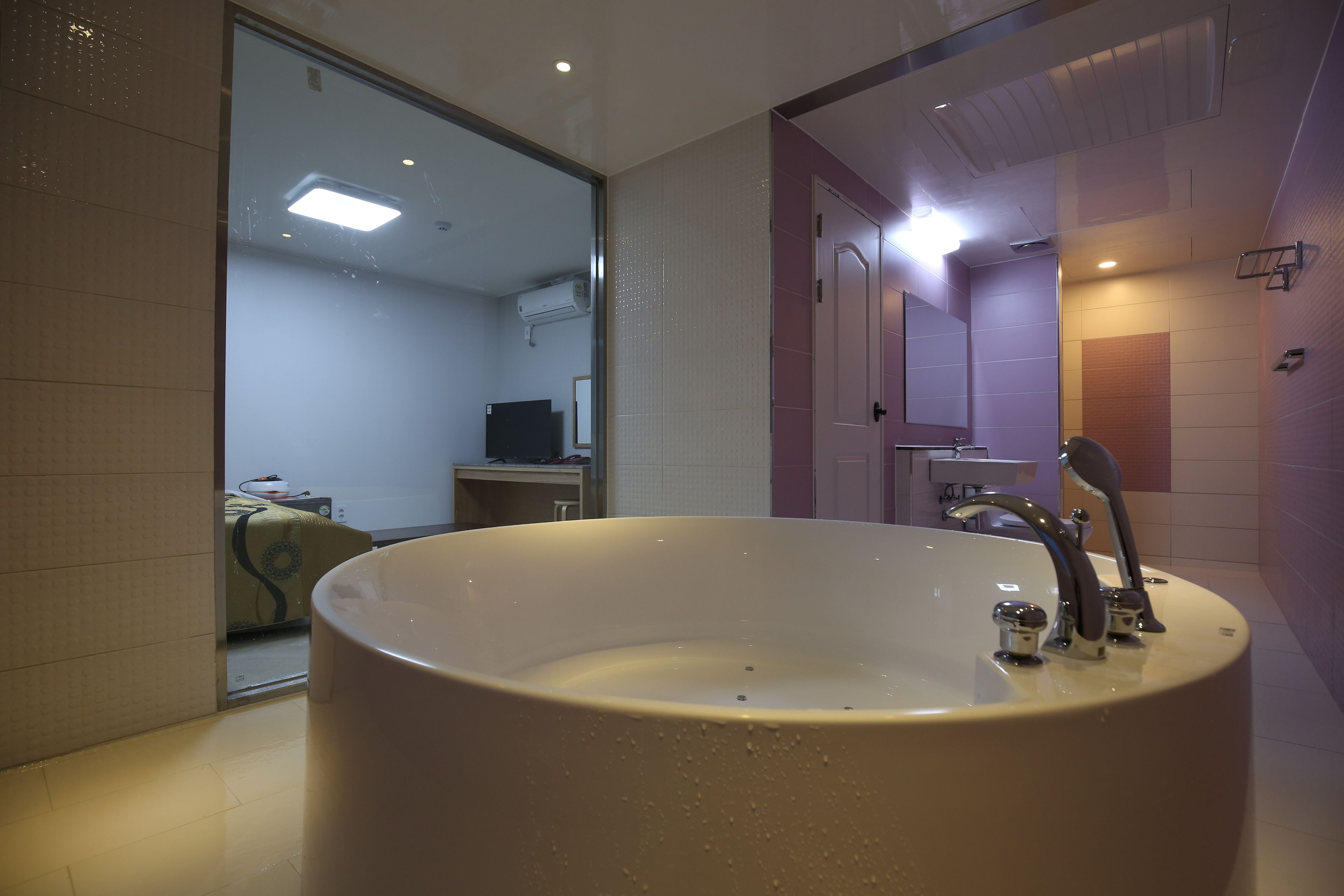 샤워기/욕조 결합, 무료 세면용품, 타월