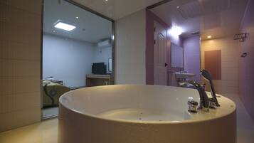 Combined shower/bathtub, free toiletries, towels