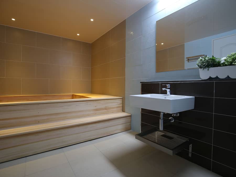 Deluxe-huone (Ondol, Hinokki Bath) | Kylpyhuone | Suihkun ja ammeen yhdistelmä, ilmaiset hygieniatuotteet, pyyhkeet