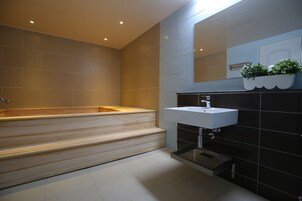 华丽客房 (Ondol, Hinokki Bath) | 浴室 | 淋浴/盆浴组合、免费洗浴用品、毛巾