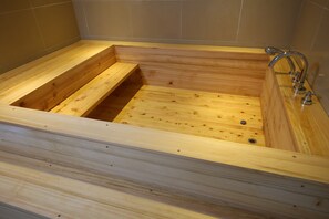 Combined shower/bathtub, free toiletries, towels - R.I Spa Hotel (Chungju)