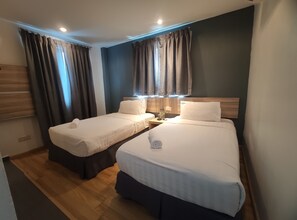 华丽双床房 | 办公桌、遮光窗帘、熨斗/熨板、免费 WiFi