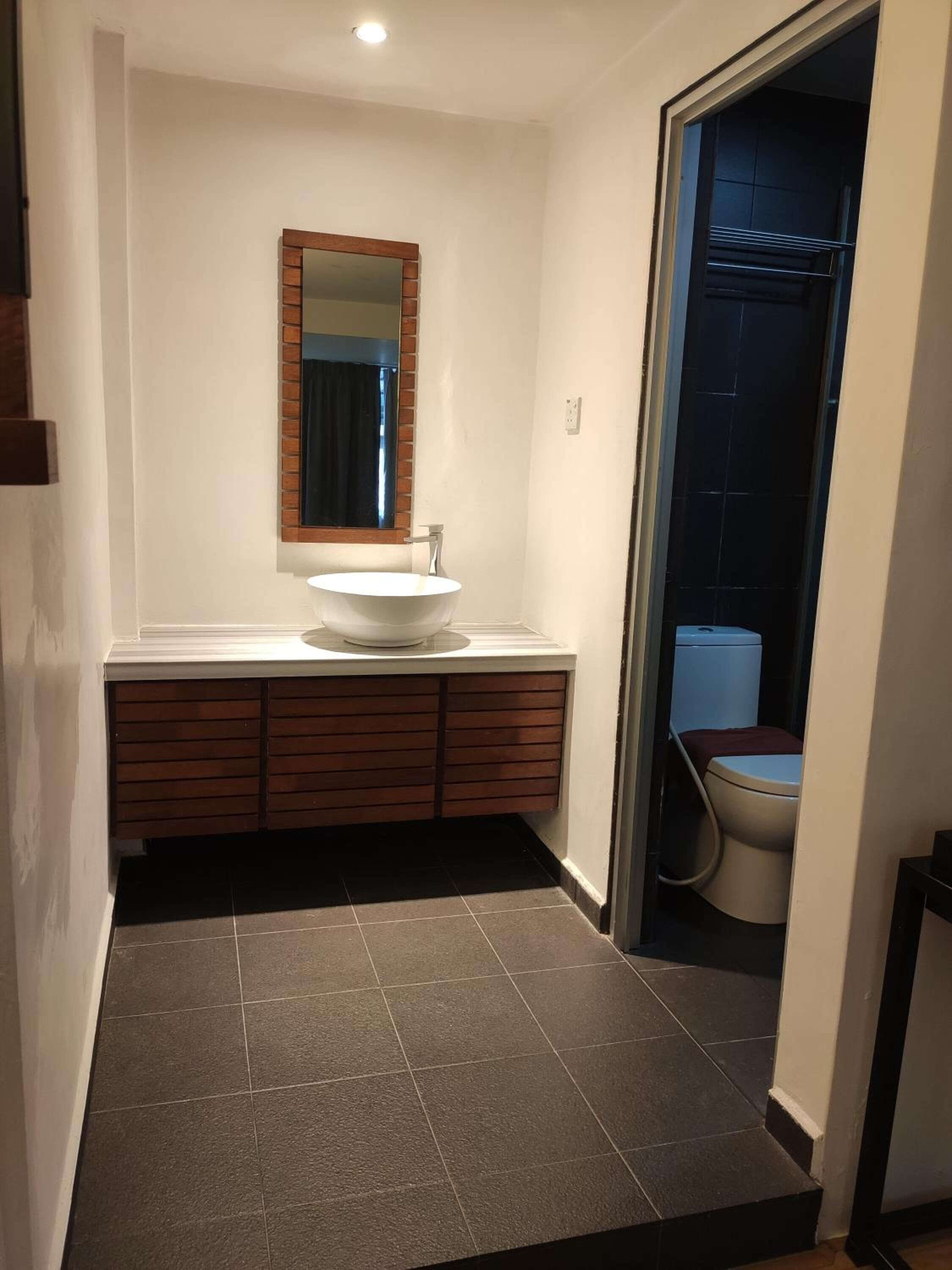 ฝักบัว, ผ้าเช็ดตัว, สบู่, ยาสระผม